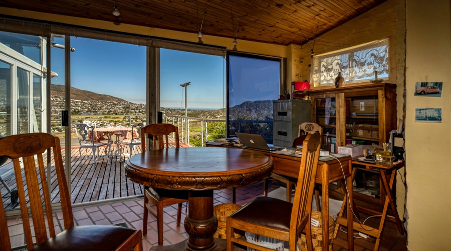 5 Bedroom Property for Sale in Clovelly Western Cape